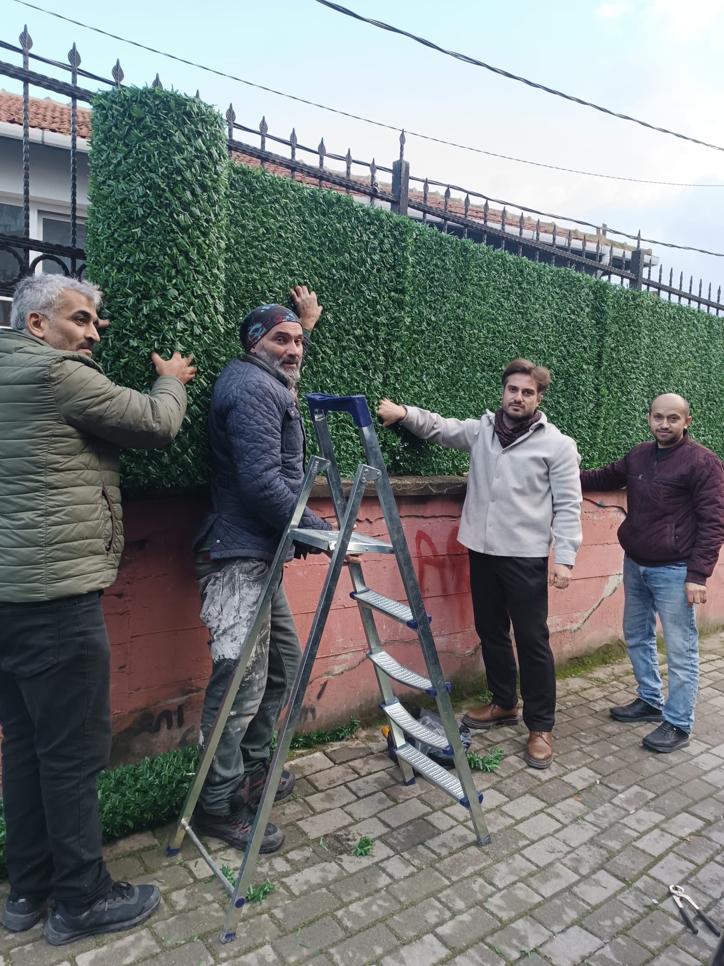 Cihangir Mahalle Başkanımız Sayın Bülent Şimşek tarafından, çocuklarımızın güvenliği için okul önü çit çalışması gerçekleştirilmiştir.