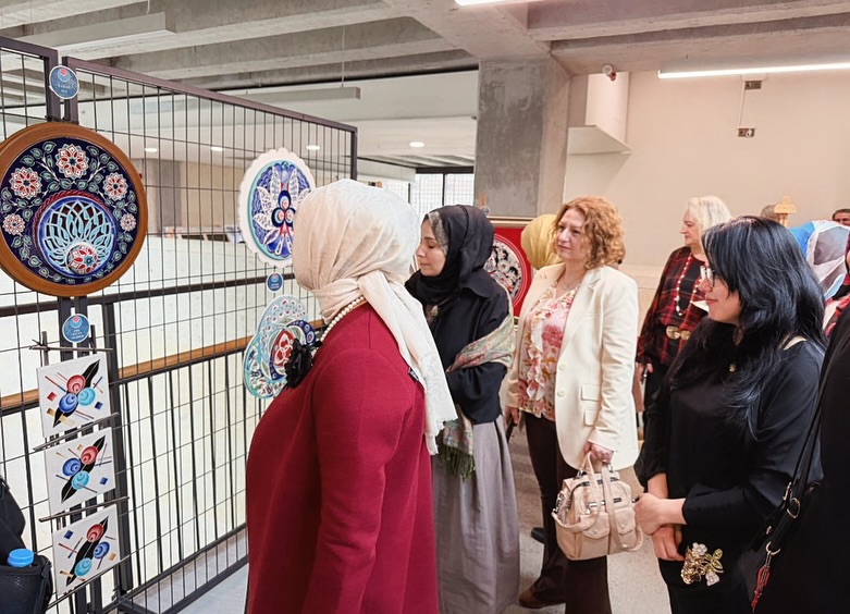 “Çinide Çintemani” sergisinde, geleneksel Türk çini sanatının eşsiz örneklerini inceleme fırsatı bulduk.