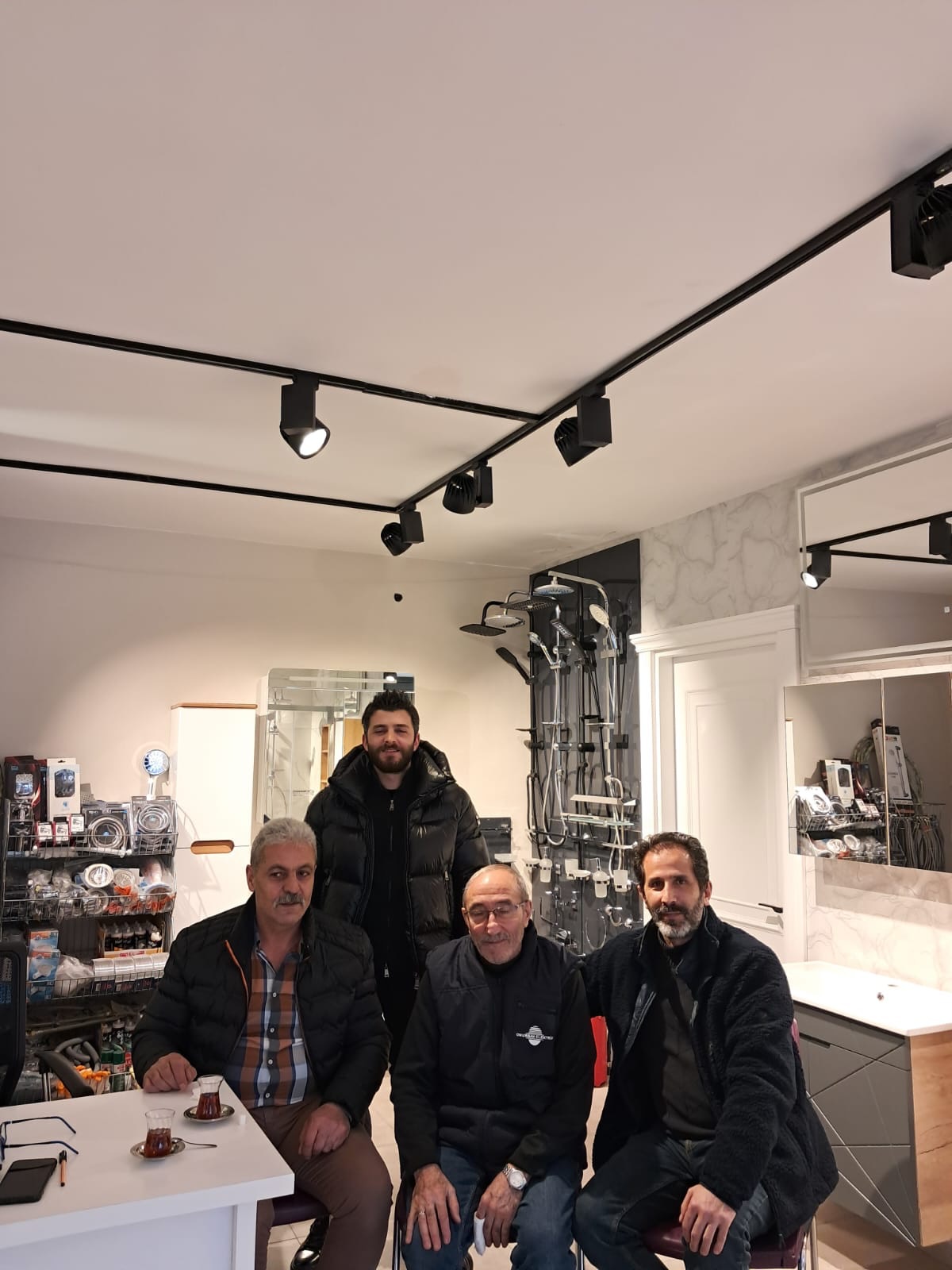 AK Parti Avcılar Mahalle teşkilatlarımız olarak sahadayız. Sokak kapı dolaşıyoruz.