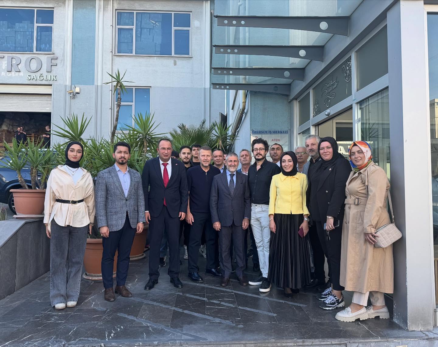 Bakanımız Sn. Nureddin Nebati ile Avcılar Esnaflarımızdan Axis Mobilyayı ziyaret ettik.