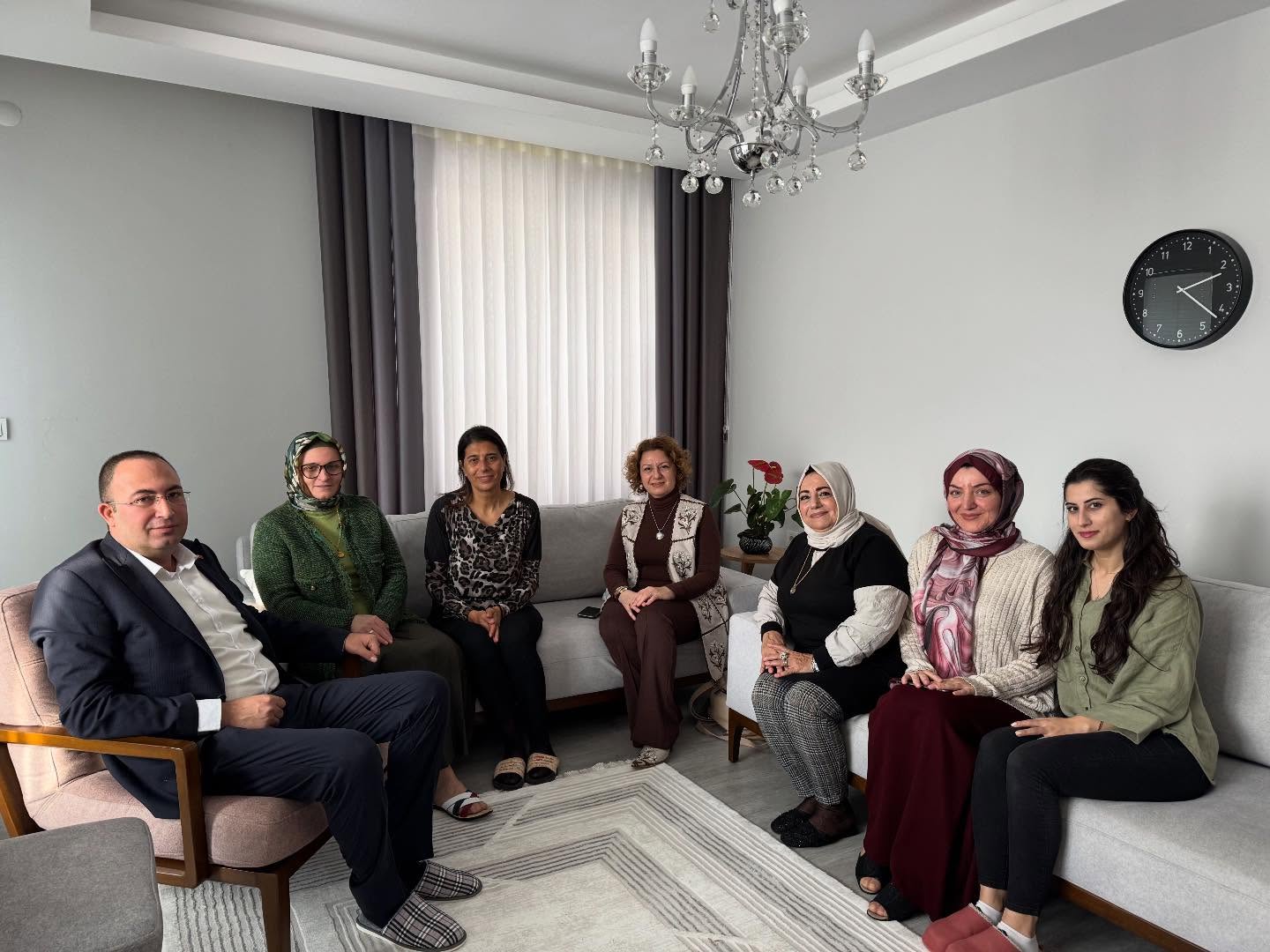 Yönetim kurulu üyemiz Leyla Tuygur Kırdudu’nun umre dönüşü kendisine ev ziyaretinde bulunduk