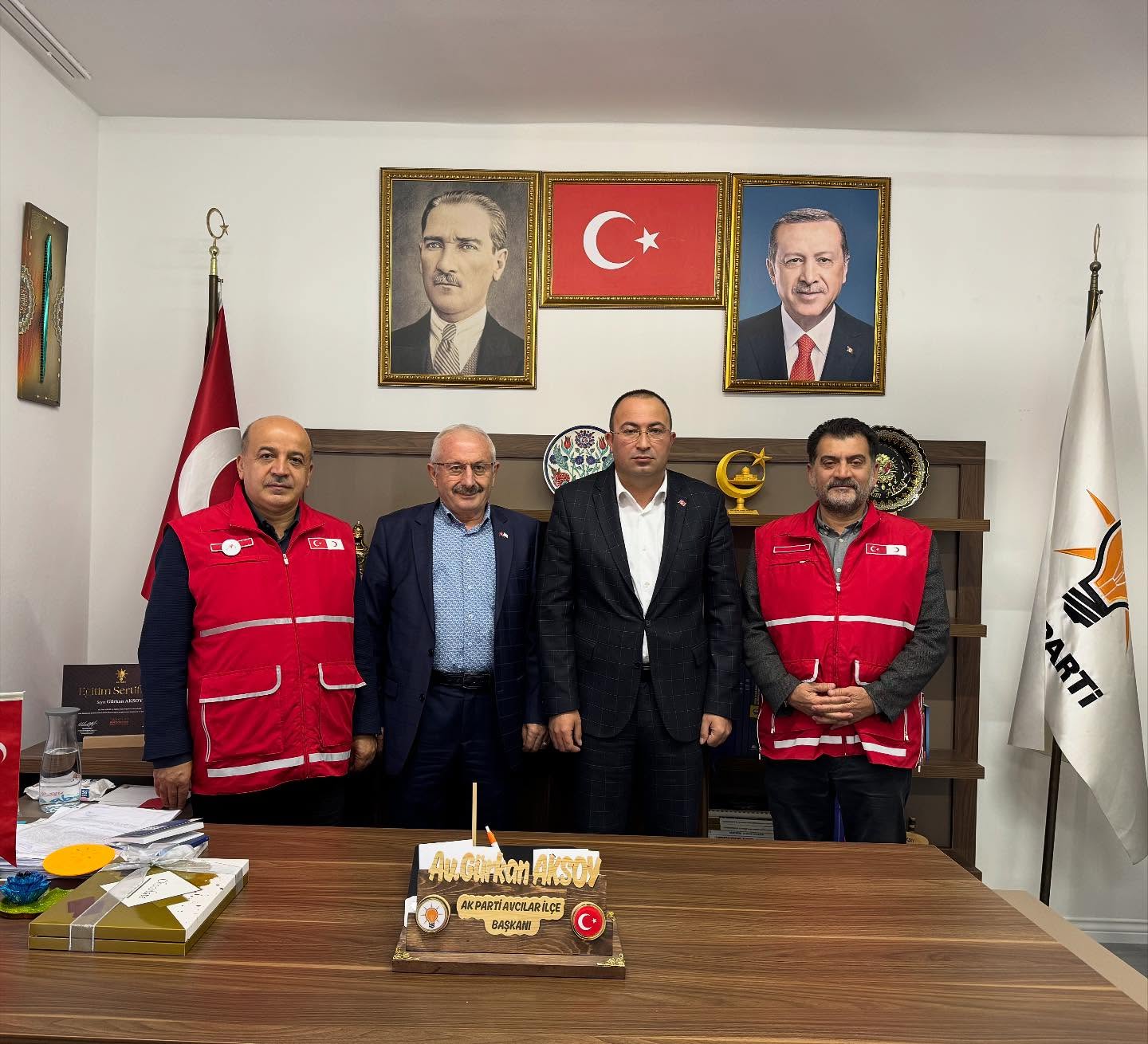 Kızılay Avcılar Başkanı Özdemir Paşaoğlu ve yönetimi ile Avcılar Kızılay Kadın Başkanı Gülnaz Yaka ve yönetimi