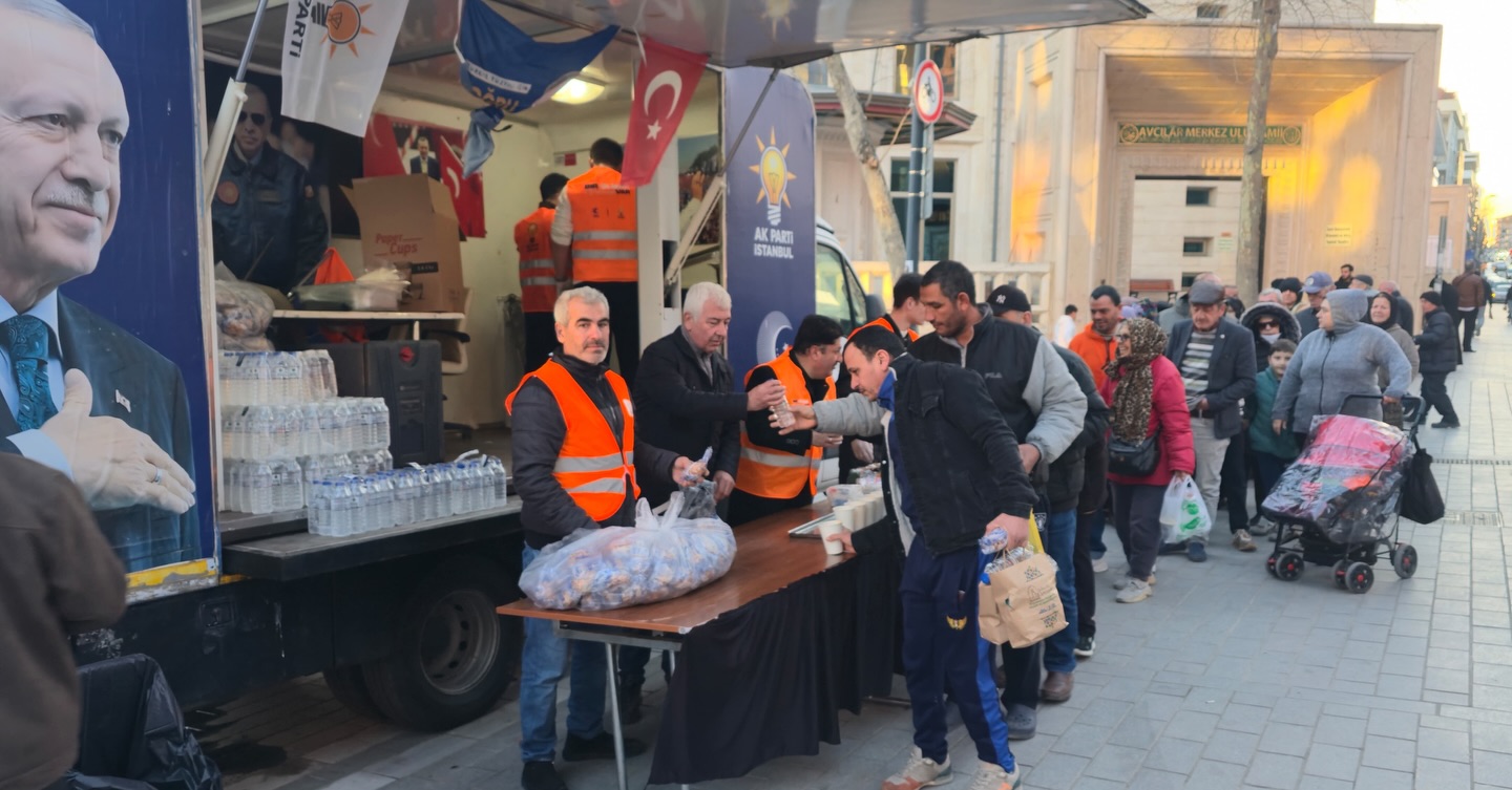 Vatandaşlarımıza sıcak çorba ikramında bulunarak Ramazan’ın bereketini ve paylaşma ruhunu birlikte yaşıyoruz.